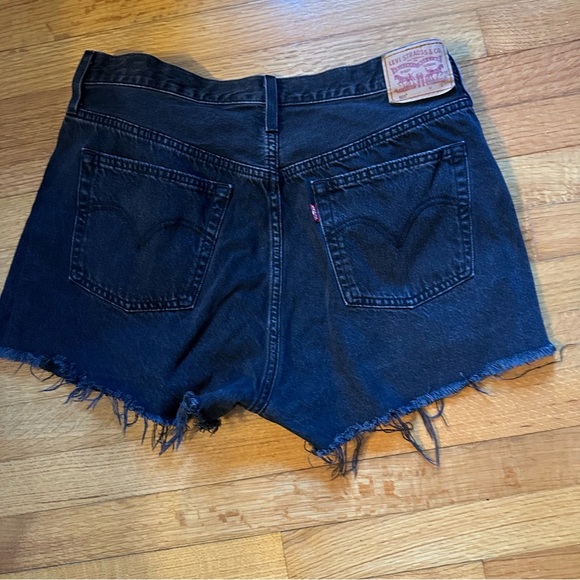 Levi’s Women’s Washed Black Denim Cut Off 501 Button Fly Shorts size 34 (O) - Picture 1 of 14